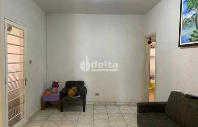 Imagem: O depósito possui 3 Vagas na garagem, 450m² de Área e está