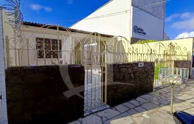 Imagem: A casa possui 4 Dormitórios, 4 Banheiros, 2 Vagas na garagem