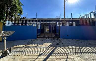 Imagem: A casa possui 3 Dormitórios, 3 Banheiros, 1 Vaga na garagem