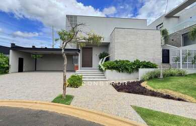 Imagem: A casa em condomínio possui 4 Dormitórios, 5 Banheiros, 5