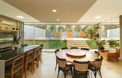 Imagem: A casa em condomínio possui 4 Dormitórios, 5 Banheiros, 4