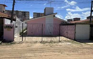 Imagem: A casa possui 2 Dormitórios, 1 Banheiro, 1 Vaga na garagem