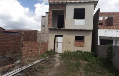 Imagem: A casa possui 3 Dormitórios, 2 Banheiros, 1 Vaga na garagem