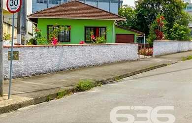 Imagem: A casa possui 3 Dormitórios, 2 Banheiros, 3 Vagas na garagem