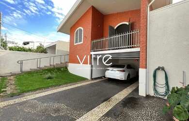 Imagem: A casa possui 3 Dormitórios, 3 Banheiros, 3 Vagas na garagem