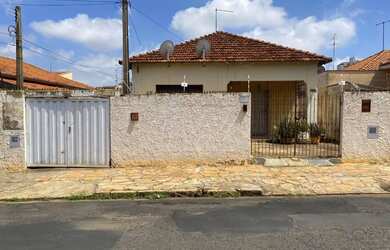 Imagem: A casa possui 2 Dormitórios, 1 Banheiro, 1 Vaga na garagem
