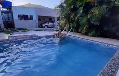 Imagem: A casa possui 1 Dormitório, Acomodam 6 pessoas, 5 Vagas na