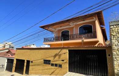 Imagem: A casa possui 3 Dormitórios, 4 Banheiros, 1 Vaga na garagem