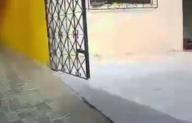 Imagem: A casa possui 2 Dormitórios, 1 Banheiro, 2 Vagas na garagem