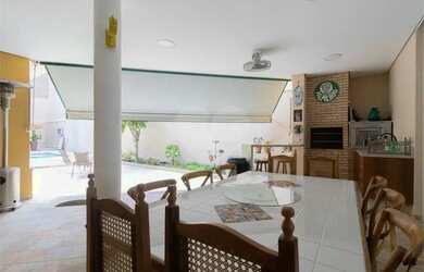 Imagem: A casa possui 3 Dormitórios, 5 Banheiros, 5 Vagas na garagem