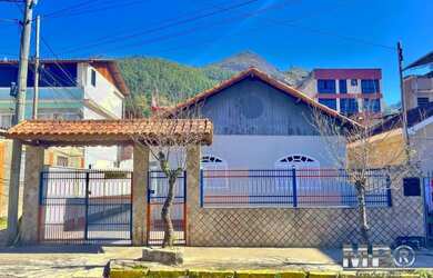 Imagem: A casa possui 3 Dormitórios, 1 Banheiro, 3 Vagas na garagem