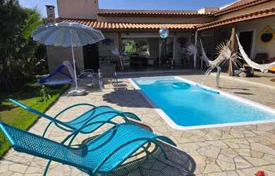 Imagem: A casa possui 4 Dormitórios, 3 Banheiros, 4 Vagas na garagem