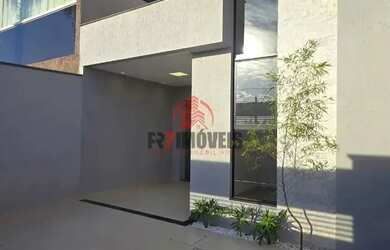 Imagem: A casa possui 3 Dormitórios, 2 Banheiros, 2 Vagas na garagem