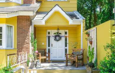 Imagem: A casa possui 4 Dormitórios, 4 Banheiros, 3 Vagas na garagem