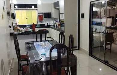 Imagem: A casa possui 4 Dormitórios, 4 Banheiros, 4 Vagas na garagem