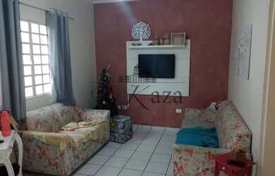 Imagem: A casa possui 4 Dormitórios, 2 Banheiros, 2 Vagas na garagem