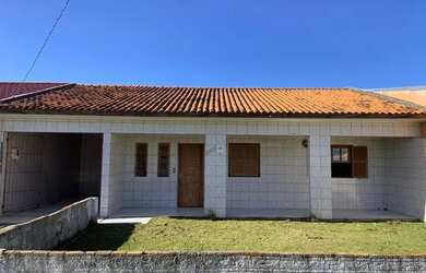 Imagem: A casa possui 3 Dormitórios, 2 Banheiros, 1 Vaga na garagem