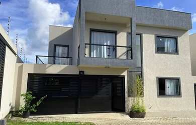 Imagem: A casa em condomínio e possui 3 Dormitórios, 4 Banheiros