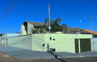 Imagem: A casa possui 3 Dormitórios, 2 Banheiros, 2 Vagas na garagem