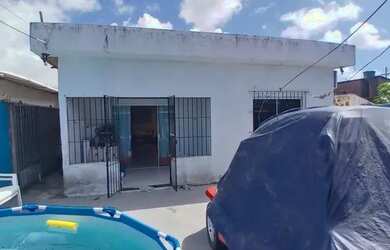 Imagem: A casa possui 3 Dormitórios, 2 Banheiros, 3 Vagas na garagem