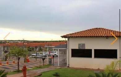 Imagem: A casa em condomínio possui 3 Dormitórios, 1 Banheiro, 2 Vagas