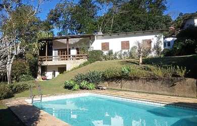 Imagem: A casa possui 4 Dormitórios, 5 Banheiros, 5 Vagas na garagem