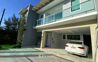 Imagem: A casa possui 3 Dormitórios, 2 Banheiros, 2 Vagas na garagem