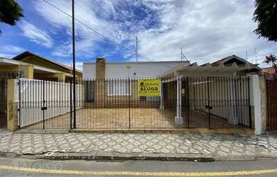 Imagem: A casa possui 3 Dormitórios, 1 Banheiro, 3 Vagas na garagem