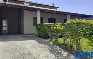 Imagem: A casa possui 3 Dormitórios, 3 Banheiros, 2 Vagas na garagem