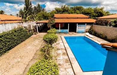 Imagem: A casa possui 3 Dormitórios e 5 Vagas na garagem e está localizado