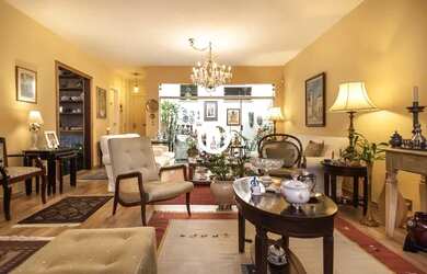 Imagem: A casa possui 3 Dormitórios, 4 Banheiros, 5 Vagas na garagem