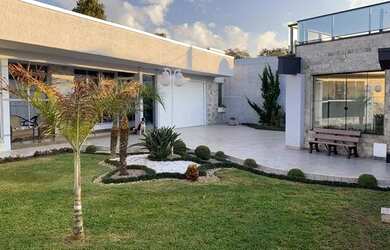 Imagem: A casa possui 3 Dormitórios, 2 Banheiros, 2 Vagas na garagem