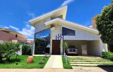 Imagem: A casa em condomínio possui 4 Dormitórios, 5 Banheiros, 2