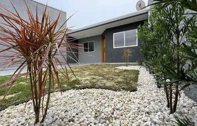 Imagem: A casa possui 3 Dormitórios, 2 Banheiros, 2 Vagas na garagem