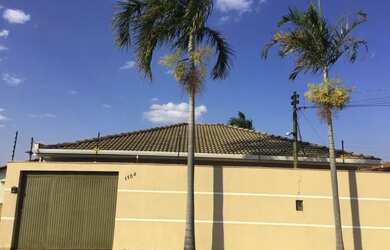 Imagem: A casa possui 3 Dormitórios, 2 Banheiros, 4 Vagas na garagem