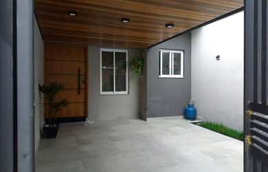 Imagem: A casa possui 3 Dormitórios, 1 Banheiro, 2 Vagas na garagem