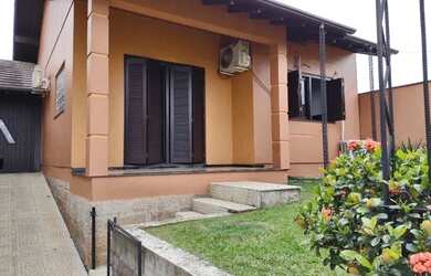 Imagem: A casa possui 2 Dormitórios, 1 Banheiro, 3 Vagas na garagem