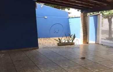 Imagem: A casa possui 3 Dormitórios, 1 Banheiro, 3 Vagas na garagem