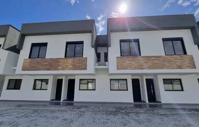 Imagem: A casa possui 2 Dormitórios, 3 Banheiros, 1 Vaga na garagem