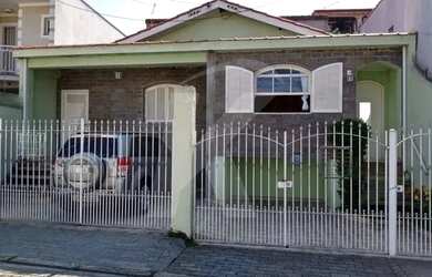 Imagem: A casa possui 3 Dormitórios, 2 Banheiros, 2 Vagas na garagem