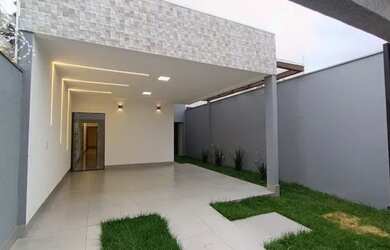 Imagem: A casa possui 3 Dormitórios, 2 Banheiros, 2 Vagas na garagem