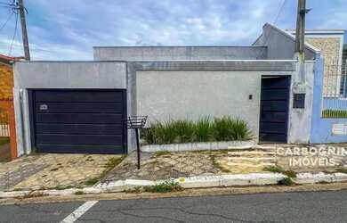 Imagem: A casa possui 5 Dormitórios, 3 Banheiros, 2 Vagas na garagem