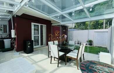 Imagem: A casa possui 3 Dormitórios, 3 Banheiros, 2 Vagas na garagem