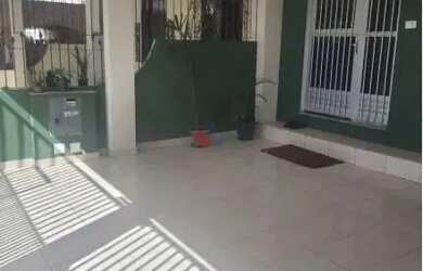 Imagem: A casa possui 3 Dormitórios, 2 Banheiros, 2 Vagas na garagem