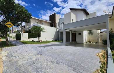 Imagem: A casa em condomínio possui 3 Dormitórios, 1 Banheiro, 4 Vagas