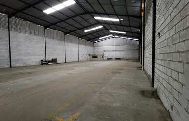 Imagem: O depósito possui 5 Vagas na garagem e 1200m² de Área e está