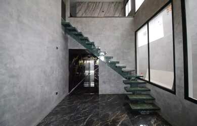 Imagem: A casa possui 5 Dormitórios, 5 Banheiros, 4 Vagas na garagem