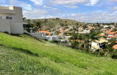 Imagem: O terreno possui 810m² de Área e está localizado em Bairro