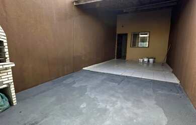 Imagem: A casa possui 2 Dormitórios, 2 Banheiros, 2 Vagas na garagem