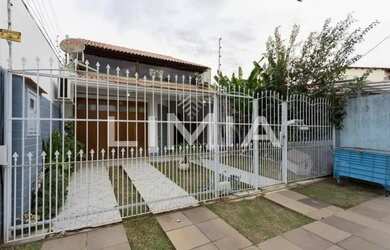 Imagem: A casa possui 3 Dormitórios, 3 Banheiros, 2 Vagas na garagem